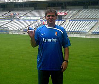 Mario Lacatus posa con la tarjeta de socio 2.500 del Oviedo en el Carlos Tartiere el ao pasado