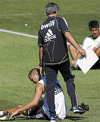 Mourinho habla con Benzema durante un entrenamiento