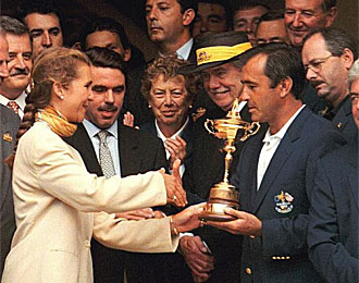 Severiano Ballesteros recibe el trofeo de la Ryder Cup en 1997