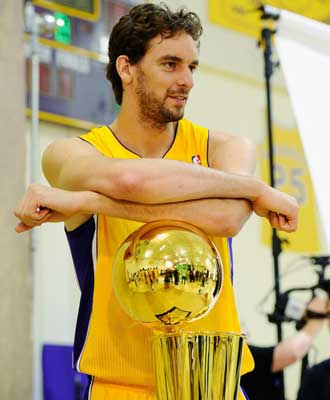 Pau posa con el trofeo de campen de la NBA