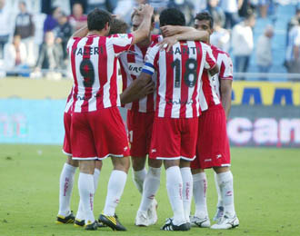 Los jugadores del Almera hacen pia despus de la victoria conseguida ante el Deportivo en Riazor.