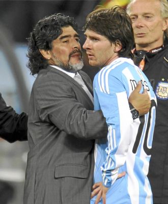 Maradona abraza a Messi tras el Alemania-Argentina del Mundial.