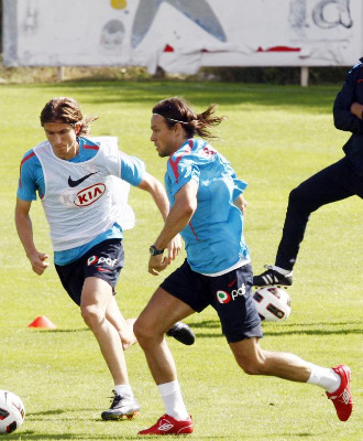 Ujfalusi disputa un baln con Filipe Luis en un entrenamiento.