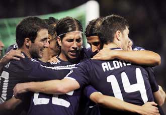 Los jugadores del Real Madrid celebrando el gol de Di Mara