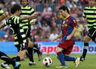 Abraham Paz disputa un baln con Messi en el partido de 'la campanada'