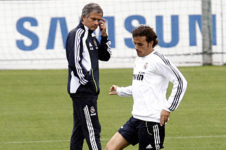 Mourinho observa a Pedro Len en un entrenamiento