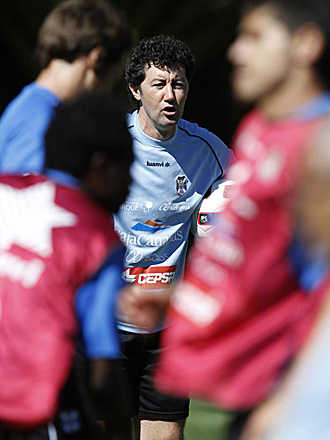 Mandi se dirige a sus jugadores durante su primer entrenamiento con la plantilla del Tenerife