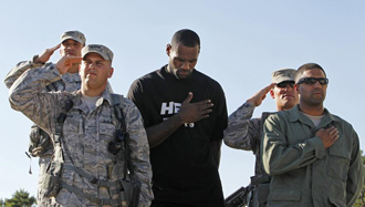 LeBron James escuchando el himno de Estados Unidos junto a unos soldados