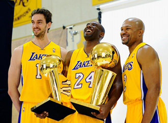 Paul Gasol, Kobe Bryant y Derek Fisher durante el 'Media Day' de los Lakers