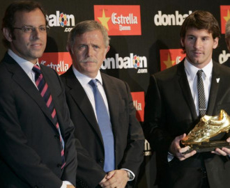 Messi con Rosell y un responsable de Don Balón en la entrega de la Bota de Oro