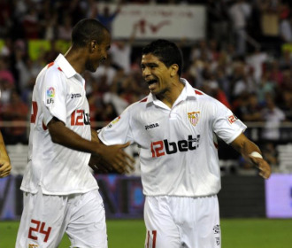 Konko y Renato celebran un gol.