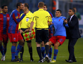 Jugadores del Steaua protestan al colegiado tras el partido
