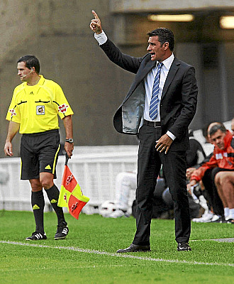 Michel hace una indicacin en el partido disputado por el Getafe en Santander