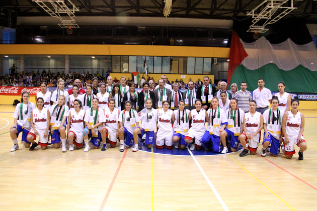Las jugadoras del Asefa Estudiantes y de la seleccin de Palestina posando juntas