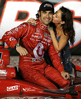 Franchitti recibe el beso de su novia tras ganar la Indy Car