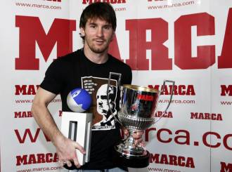 Messi con los Trofeos Pichichi y Di Stéfano