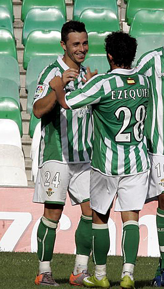 Rubn Castro celebra con su compaero Ezequiel su gol del pasado sbado ante la Ponferradina... cuarto consecutivo con el equipo verdiblanco