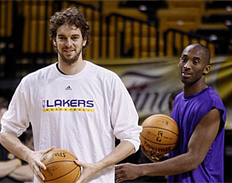 Pau y Bryant, en un entrenamiento con los Lakers