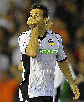 Aduriz celebra un gol con el Valencia.