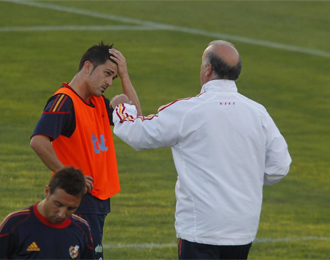 Del Bosque habla con Villa durante el entrenamiento.