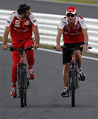 Fernando Alonso recorre el circuito de Suzuka en bicicleta