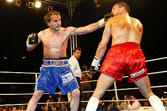 Javier Castillejo golpea a Pablo Navascus en uno de sus ltimos combates, disputado en Legans.