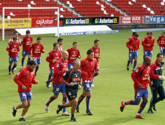 La plantilla del Sporting, durante un entrenamiento en El Molinn.