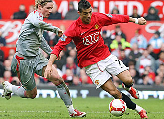 Cristiano en un partido frente al Liverpool en su etapa en el Manchester.