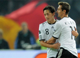 zil y Klose celebran un gol con Alemania.