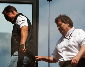 Michael Schumacher y Norbert Haug, en un Gran Premio