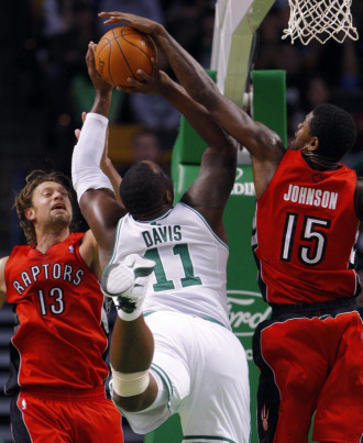 Tapn de Amir Johnson, de los Raptors, al jugador de los Celtics Glen Davis.