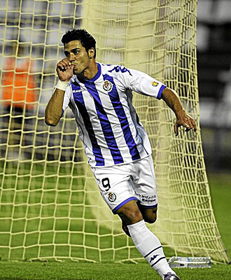 Javi Guerra celebrando un gol.