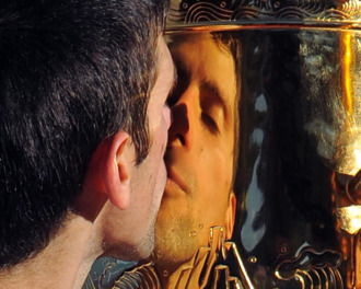 Djokovic besa la copa que le acredita como ganador del torneo de Pekn.