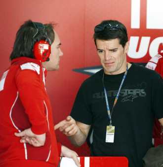 Checa charla con un ingeniero de Ducati durante su visita a Montmel.