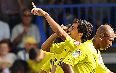 Nilmar celebrando un gol.