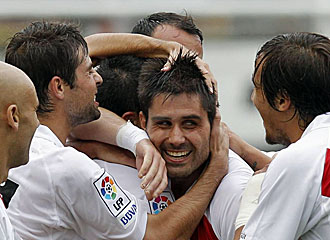 Los rayistas celebran el gol de Aganzo ante el Villareal B.