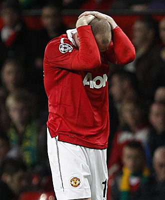 Rooney se lamenta durante un partido con el Manchester United.