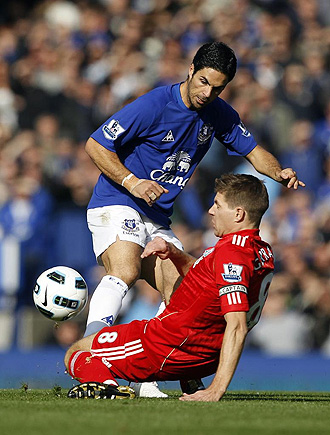 Gerrard intenta arrebatar un baln a Arteta durante el Everton-Liverpool.