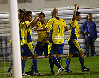 Los futbolistas del Cdiz se abrazan para celebrar el gol de Pachn ante el Ceuta