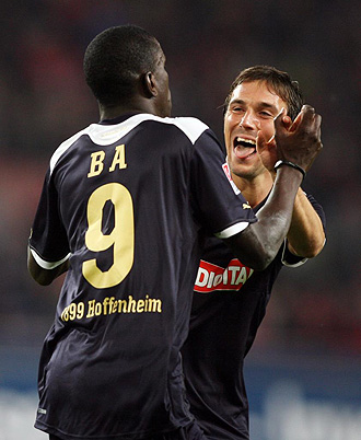 El senegals Demba Ba celebra un gol con Christian Eichner en el partido que enfrent al Hoffenheim con el Colonia.