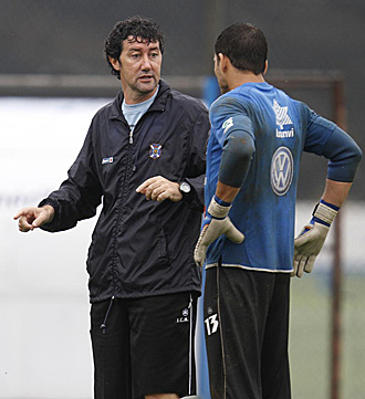 Juan Carlos Mandi, en la imagen charlando con su portero Sergio Aragoneses durante un entrenamiento de la pasada semana, es consciente que todava les falta algo para ganar
