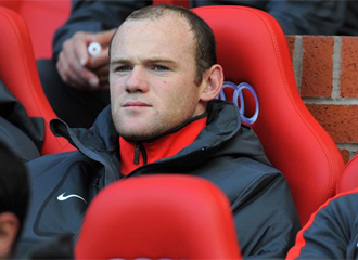 Rooney, sentado en el banquillo del Manchester United.