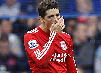 Torres se lamenta durante un partido con el Liverpool