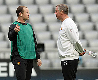 Rooney charlando con Alex Ferguson.