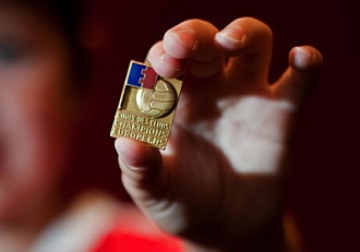 sta es la medalla subastada de George Best.