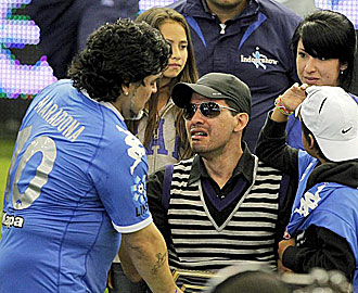 Cceres es saludado por Maradona el pasado da 17.