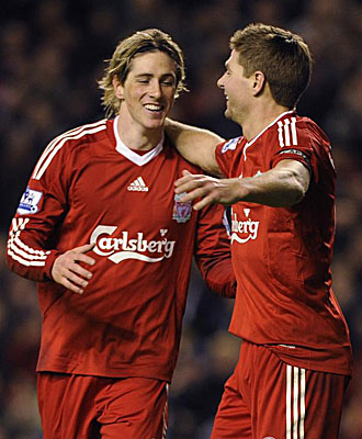 Gerrard y Torres durante un partido del Liverpool.