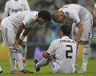 Marcelo y Pepe se interesan por el estado de Carvalho durante el Real Madrid-Deportivo de Liga BBVA.