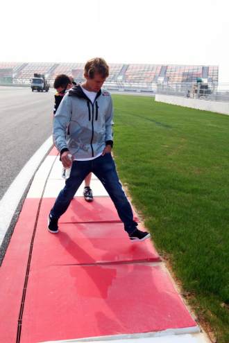 Sebastian Vettel, dando una vuelta a pie al circuito de Yeongam