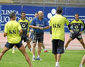 Paco Jmez, en un entrenamiento de la UD con sus jugadores